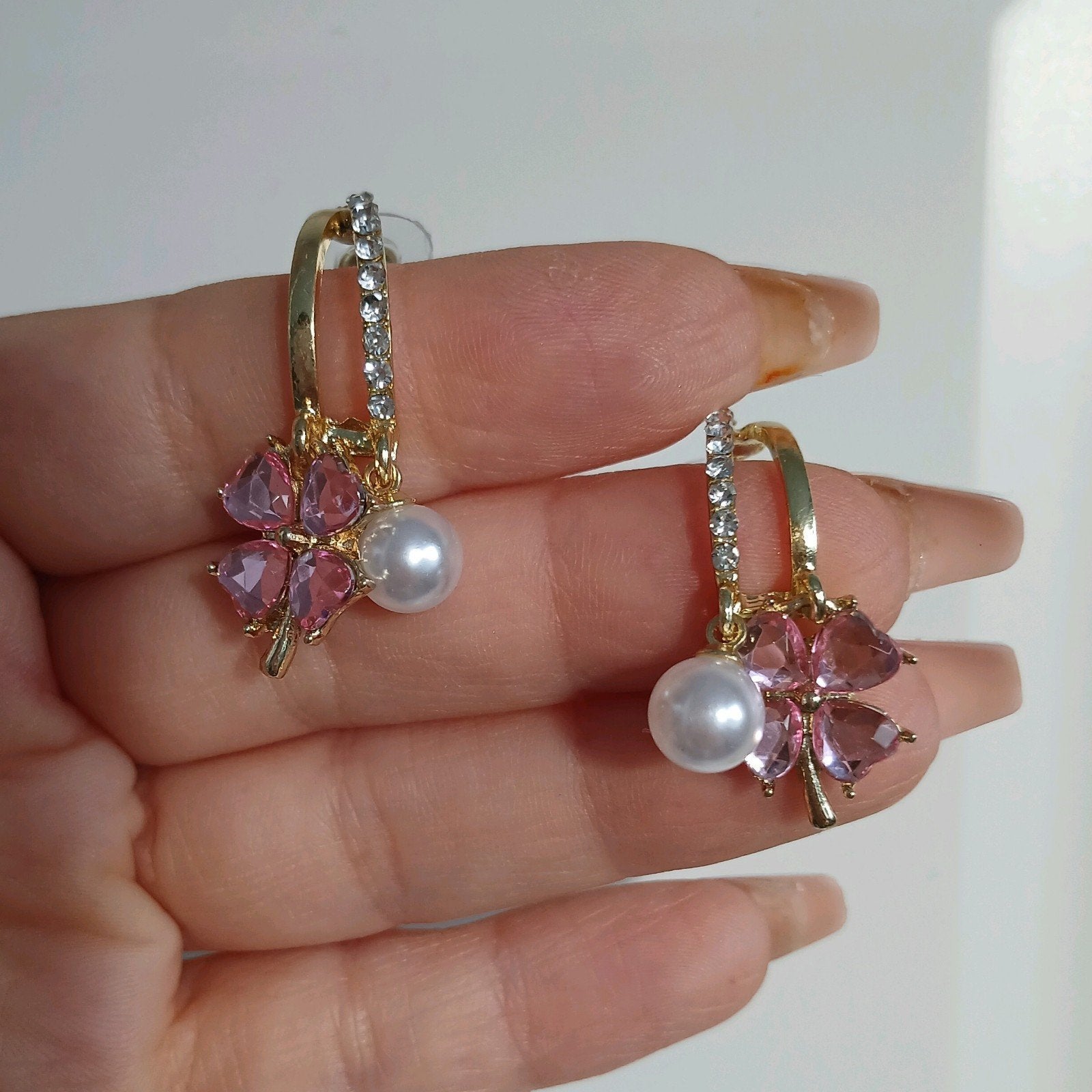 Elegante oorbellen met roze klavertje vier en parel, Sieraden, Tassen en Uiterlijk, Oorbellen, Overige materialen, Hangers, Nieuw