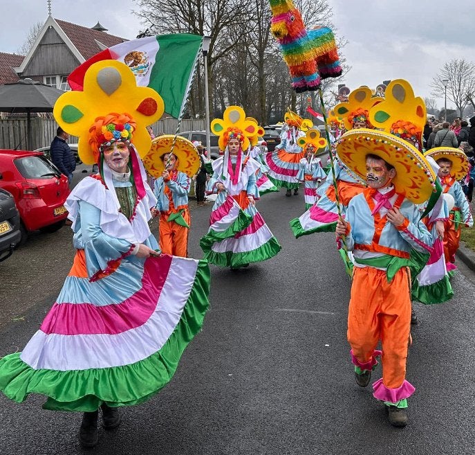 kleurrijke carnavalspakken Mexico loopgroep, Carnaval, Maat 46/48 (XL) of groter, Ophalen of Verzenden, Zo goed als nieuw