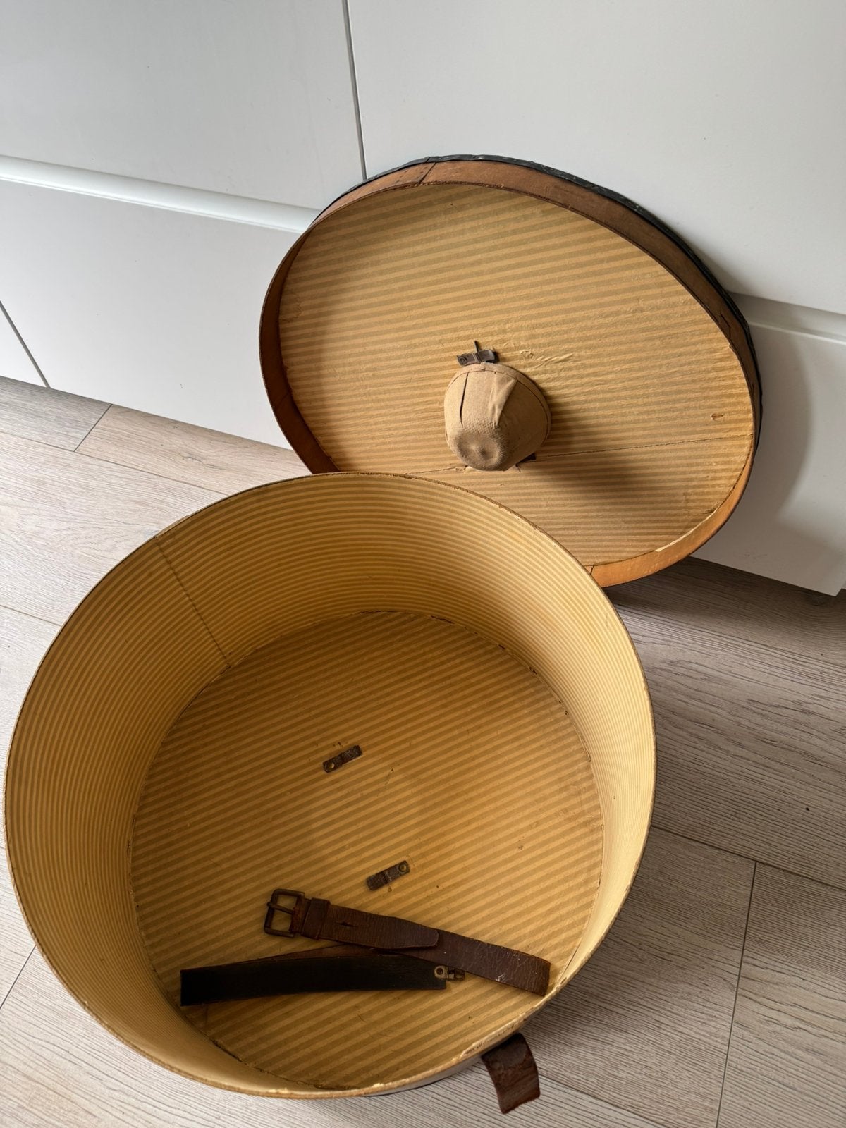 Super grote antieke hoedendoos van hout met oude labels, Ophalen