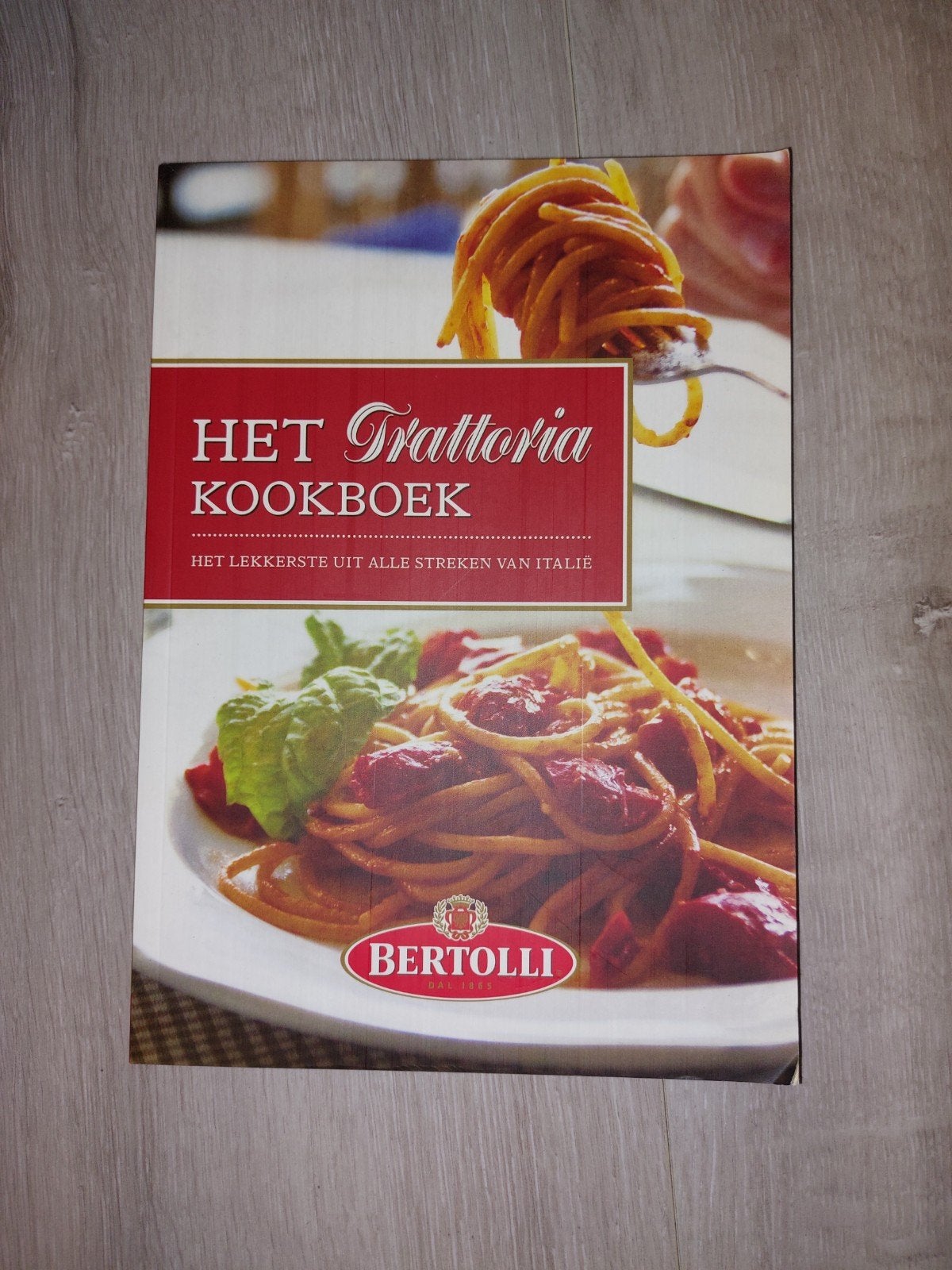 Het Trattoria Kookboek - Bertolli, Italië, Hoofdgerechten, Ophalen of Verzenden, Zo goed als nieuw