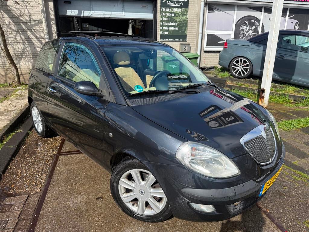 Lancia Ypsilon 1.2-16V Platino Apk/Airco/Pano/2.Sleutel/Boek, Auto's, Lancia, Voorwielaandrijving, Gebruikt, 4 cilinders, 400 kg