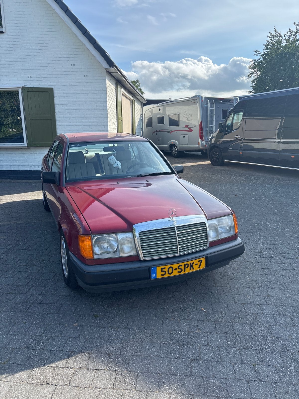Mercedes-Benz 200-Serie 2.3 230 E AUT 1986 Rood, Auto's, Mercedes-Benz, Automaat, 4 cilinders, 1290 kg, 2299 cc