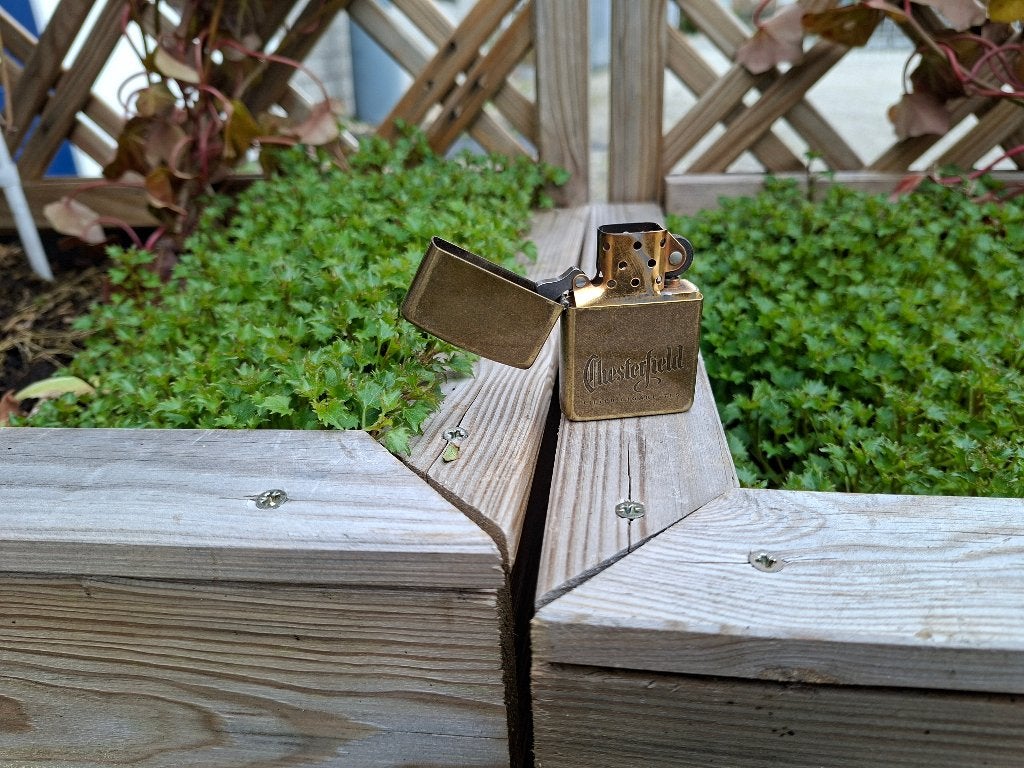 messing  chesterfield  zippo  benzine aansteker, Verzamelen, Verzenden, Zo goed als nieuw, Aansteker