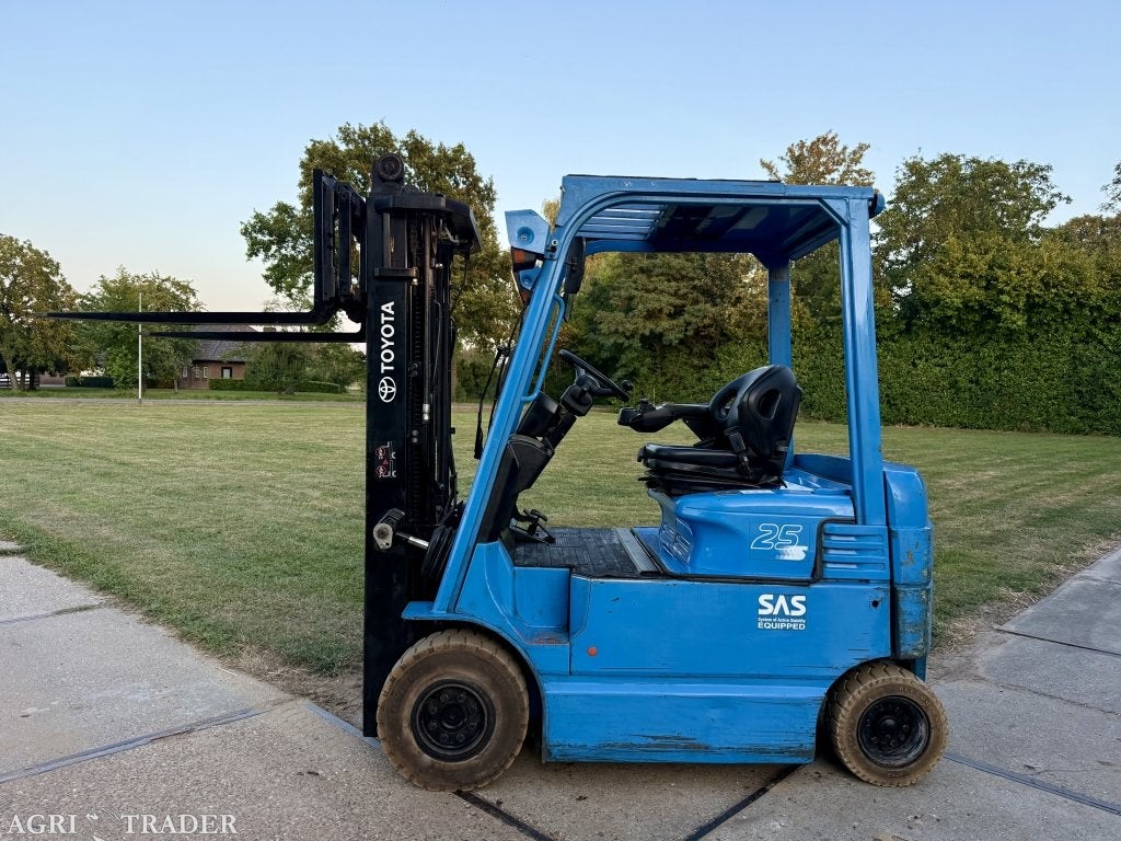 Toyota 2500KG elektr triplo 4.7M freelift Sideshift 3600uur, Zakelijke goederen, Machines en Bouw | Heftrucks en Intern transport