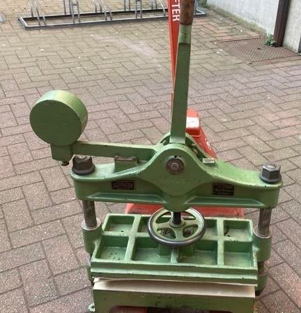 Kniehevelpers voor boekbinden en papierrestauratie, Ophalen, Gebruikt