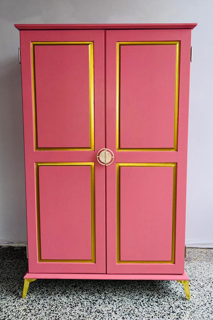 Prachtige roze kast met gouden details en luxe uitstraling., Ophalen, Zo goed als nieuw, 170 cm of meer, 120 tot 170 cm