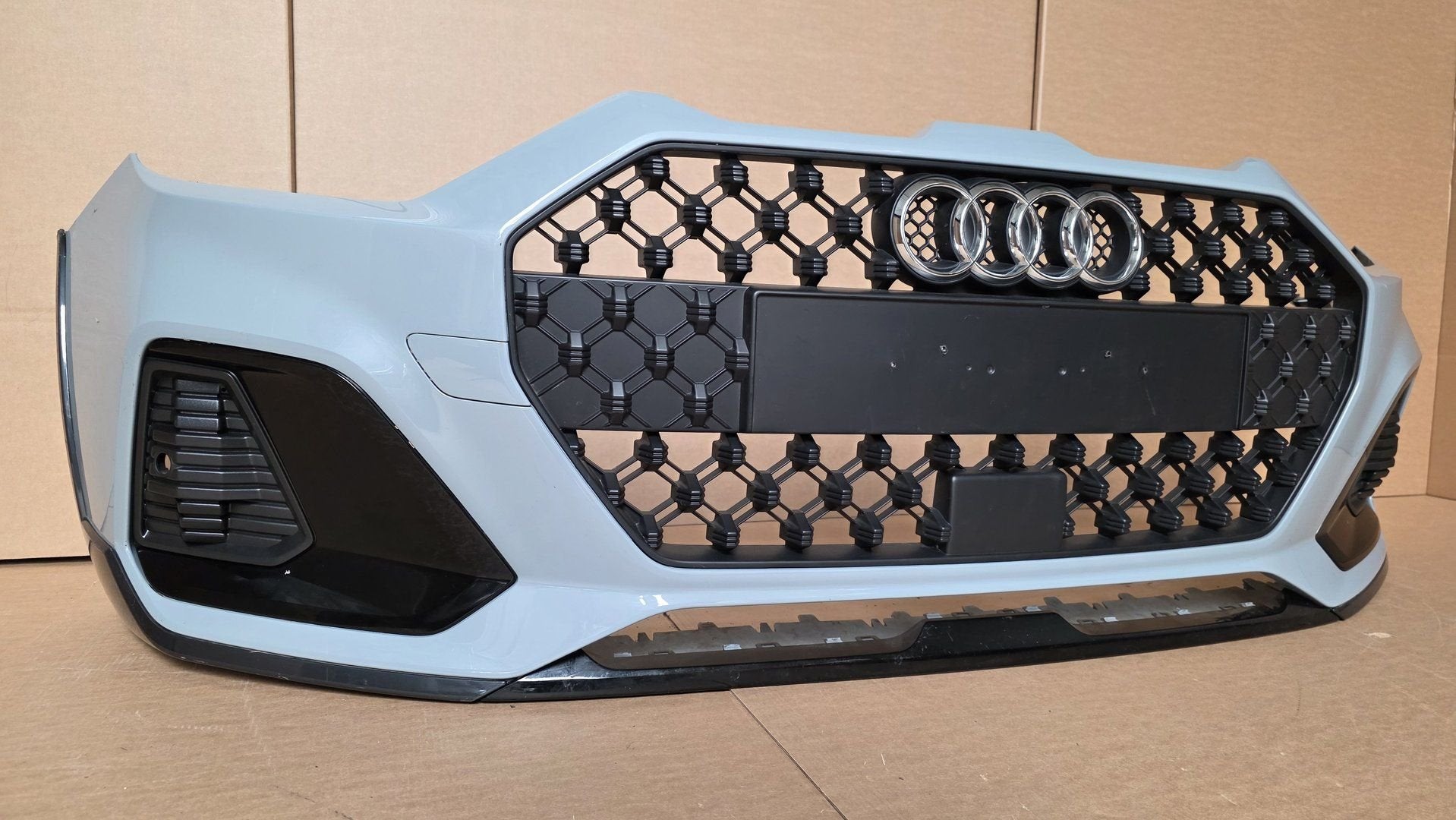 Voorbumper Audi A1 82A CITY CARVER 82A807437K ALLSTREET Z7W, Gebruikt, -, Voor, Bumper