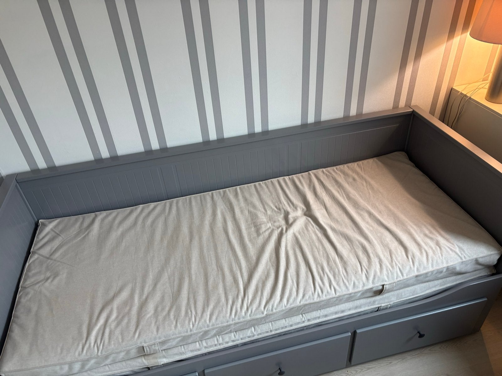 Foto 7 van IKEA Hemnes slaapbank met 3 lades en 2 matrassen