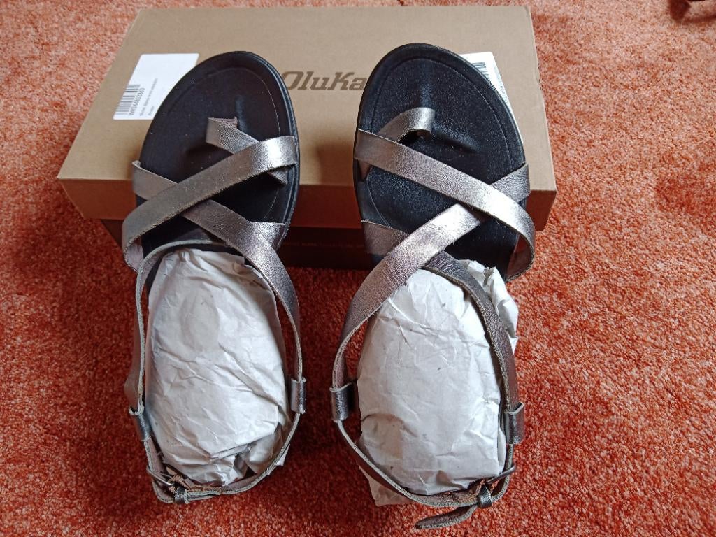 Sandalen/slippers Olukai Upena, zilver, leer, maat 38 UK8, Kleding | Dames, Schoenen, Overige kleuren, Olukai, Zo goed als nieuw