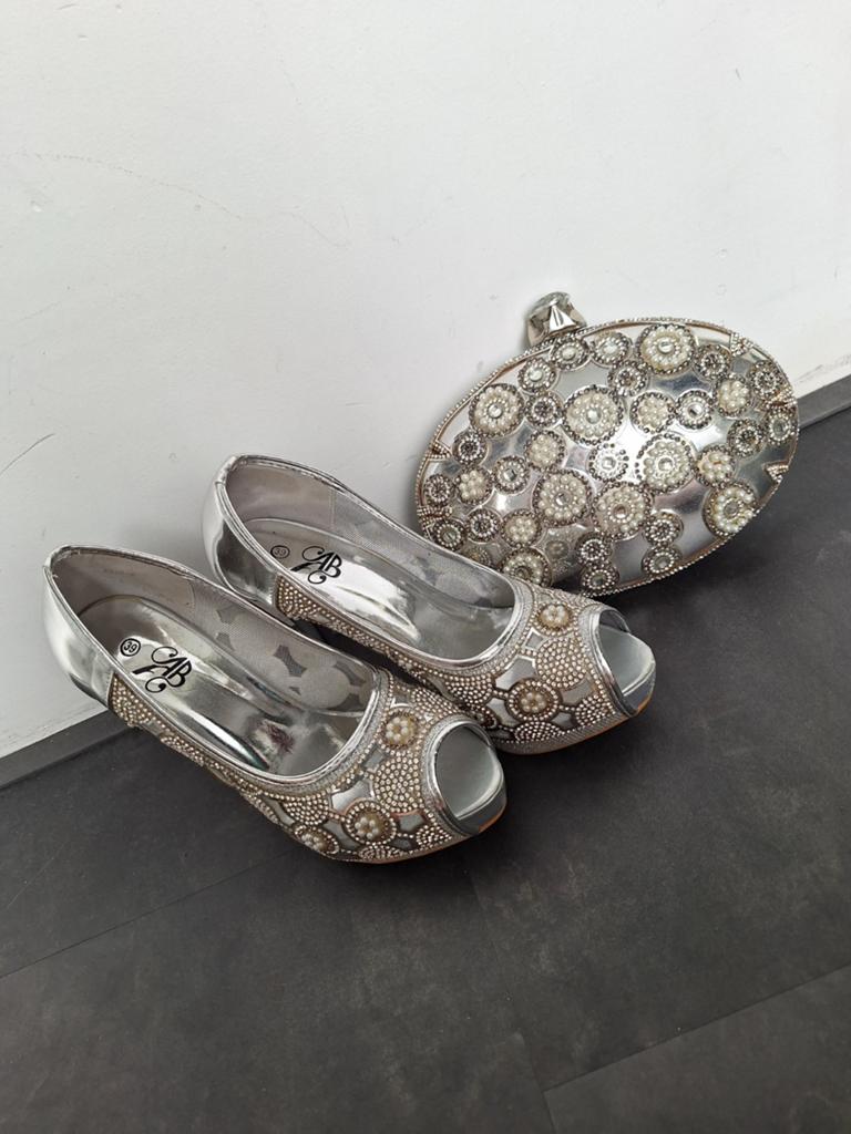 Zilverkleurige pumps met strass en parels, maat 39, Kleding | Dames, Schoenen, Ophalen of Verzenden, Zo goed als nieuw, Overige kleuren