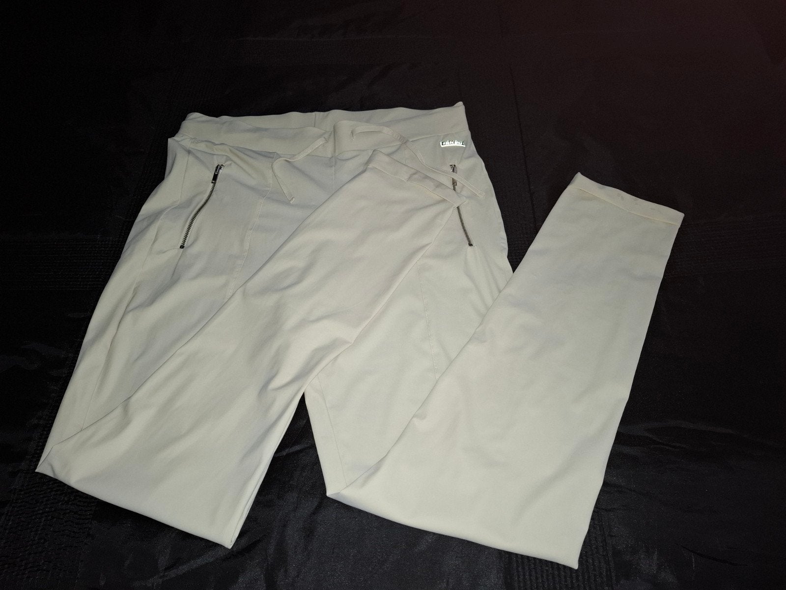 Zoso travelstof broek maat L nieuw, Kleding | Dames, Broeken en Pantalons, Nieuw, Maat 42/44 (L), Beige, Lang, Ophalen of Verzenden