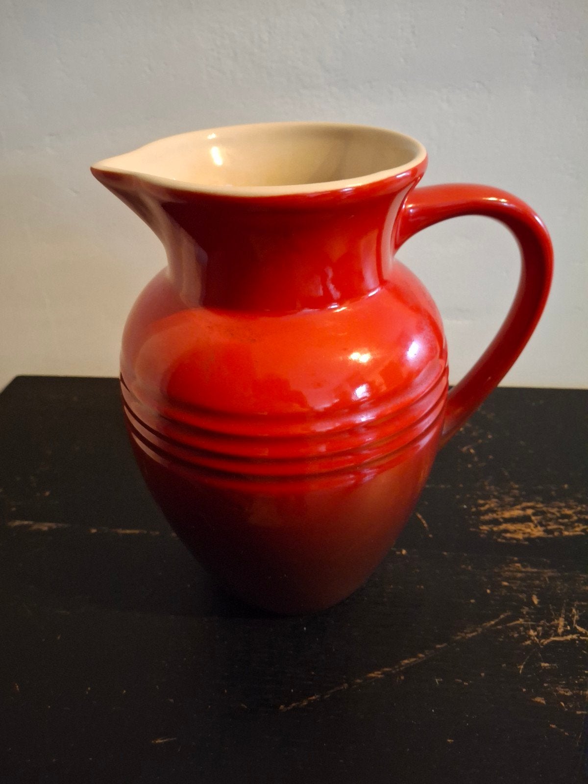 Le Creuset schenkkan, Ophalen