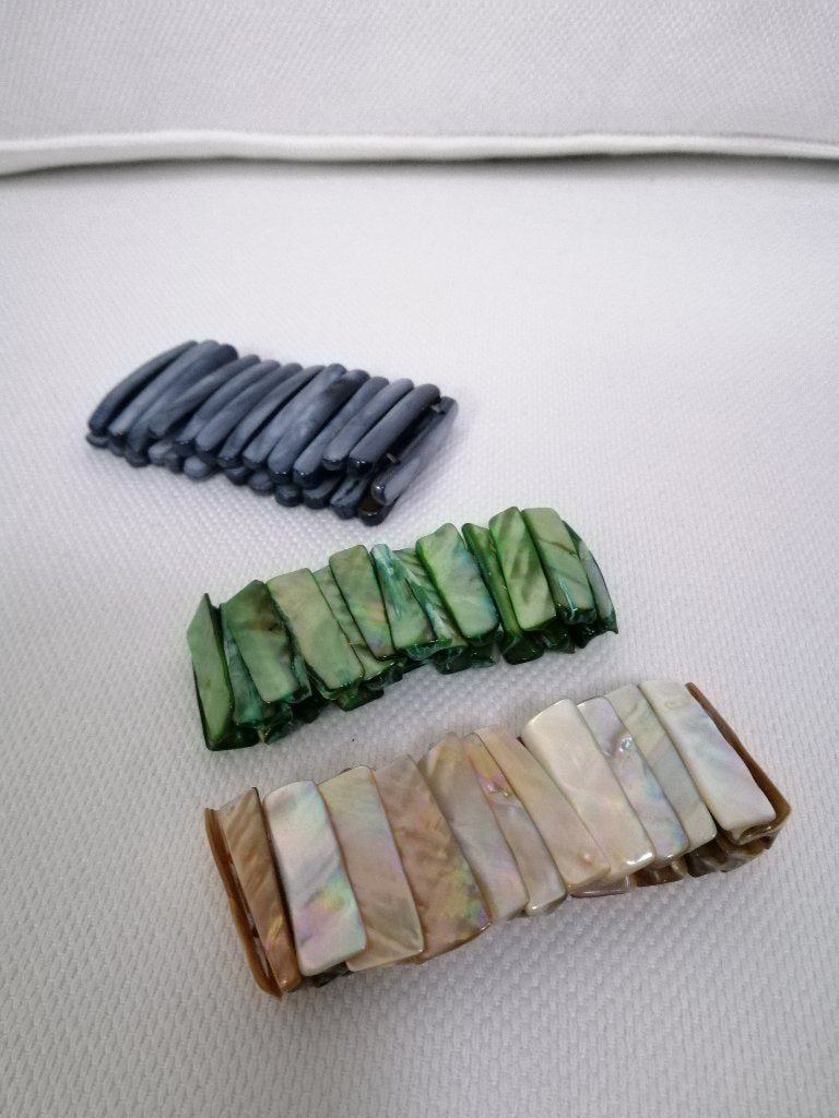 2 Mooie schelpen armbanden - Creme - Groen - Parelmoer, Ophalen of Verzenden, Zo goed als nieuw, Overige kleuren, Overige materialen