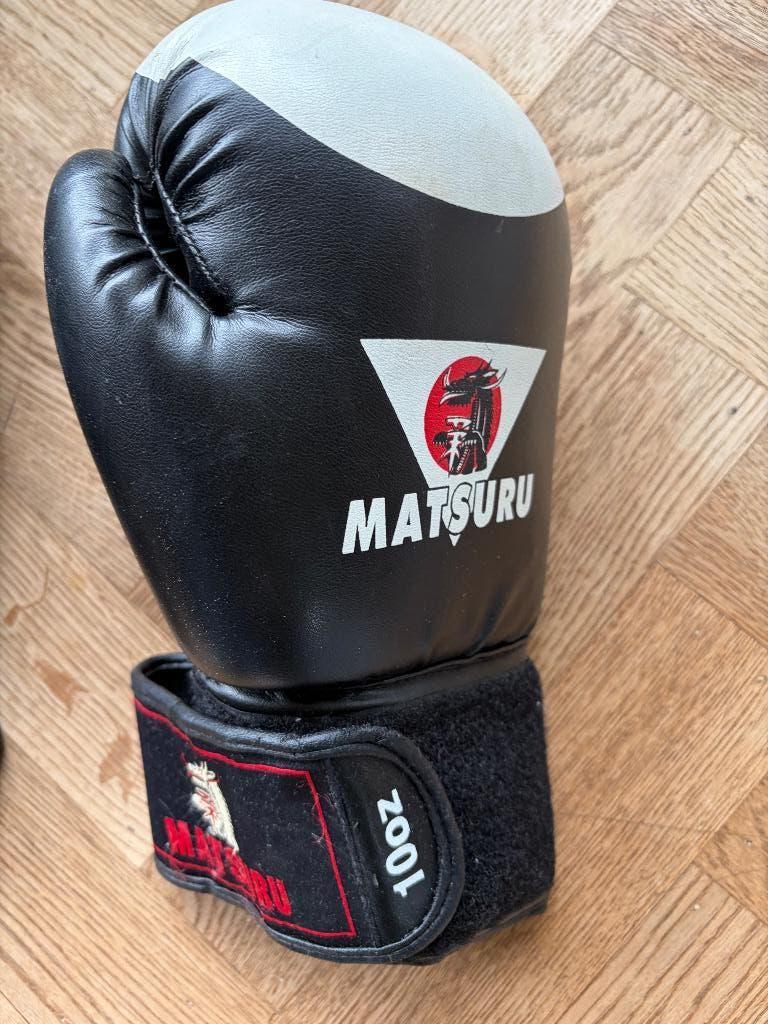 Boks handschoenen , scheenbeschermers en stootkussen, Sport en Fitness, Ophalen, Zo goed als nieuw, Bokshandschoenen