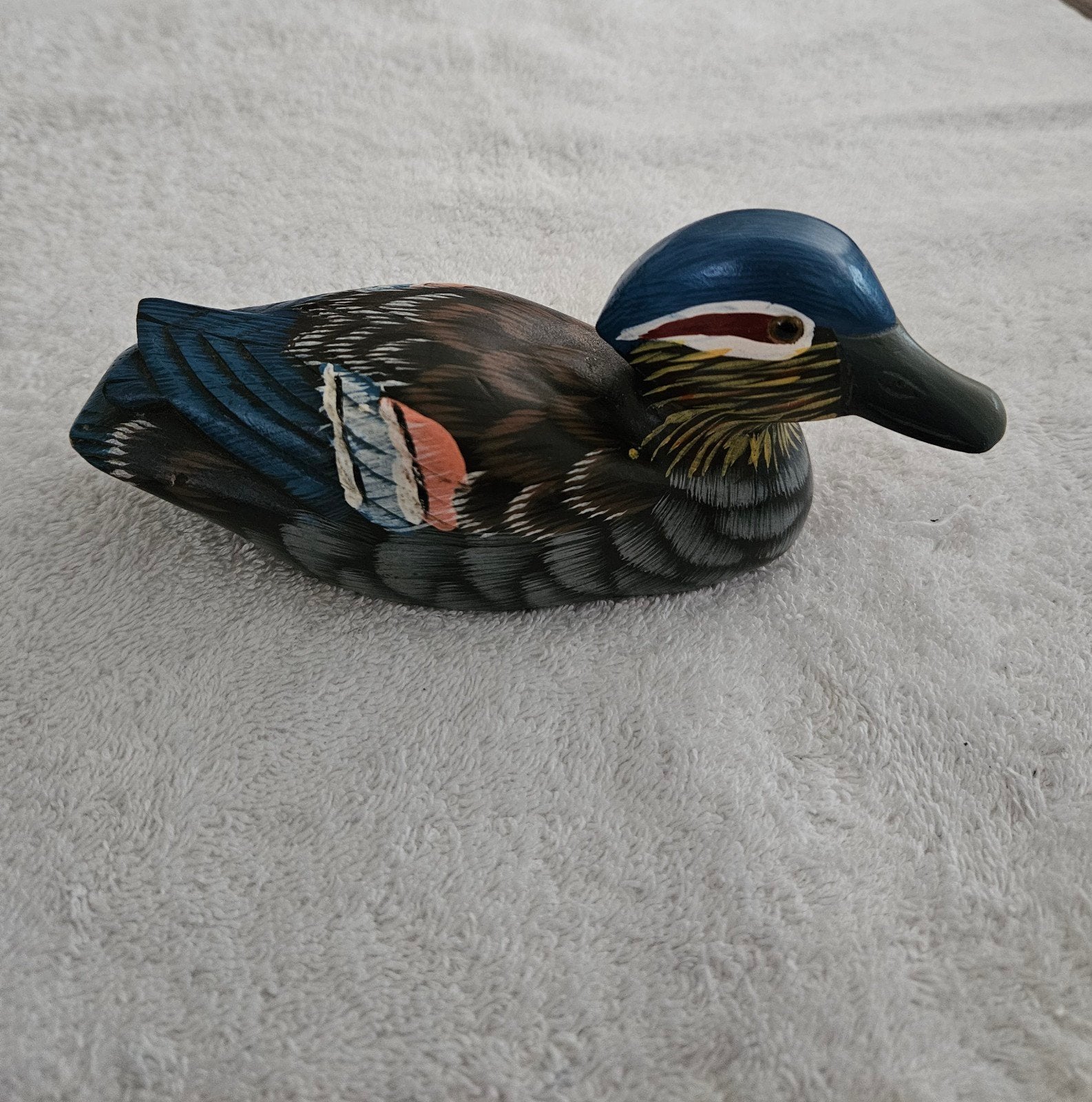 Houten eend met twee kuikens - Handgesneden en beschilderd, Ophalen of Verzenden, Gebruikt, Vogel, Beeldje of Figuurtje
