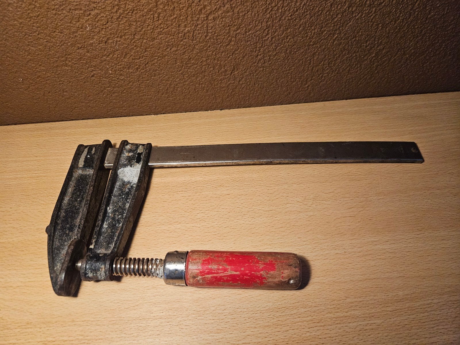 Lijmklem met Houten Handvat

Tekst samengeste, Ophalen of Verzenden, Gebruikt