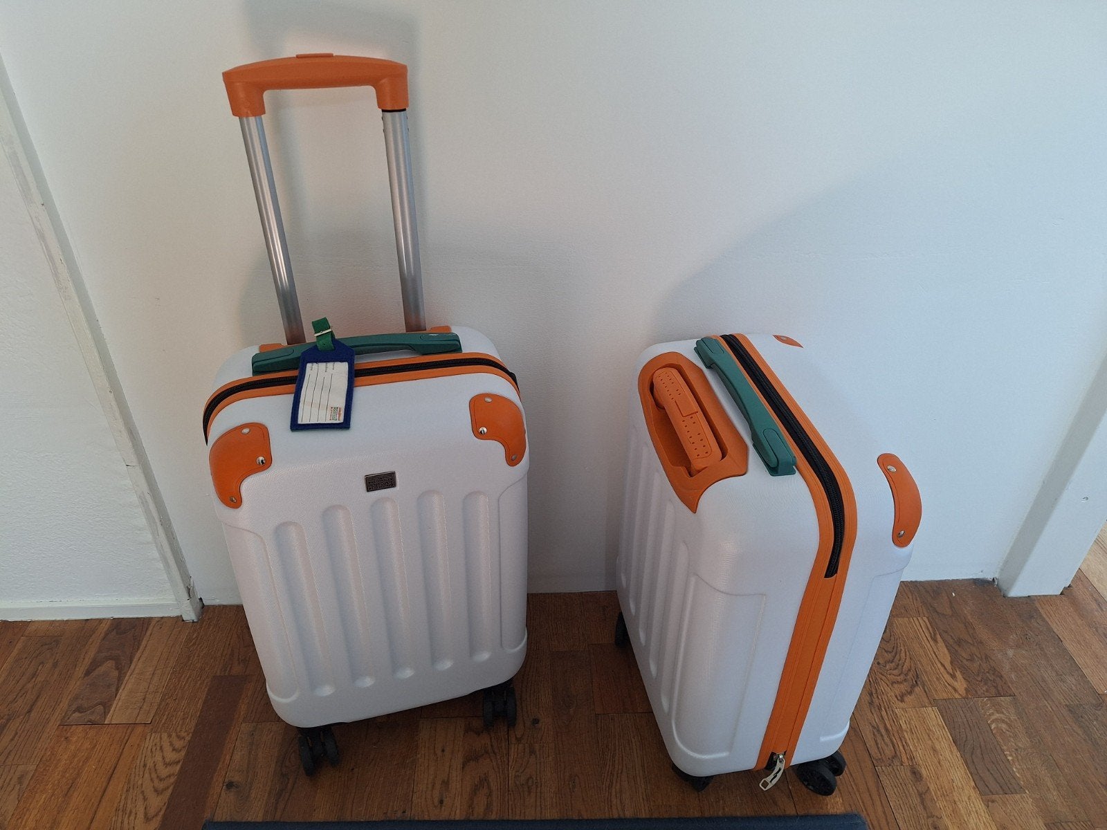 Set van 2 Witte Koffers (32x53 cm) met Oranje Accenten, Wieltjes, 50 tot 60 cm, Hard kunststof, Nieuw