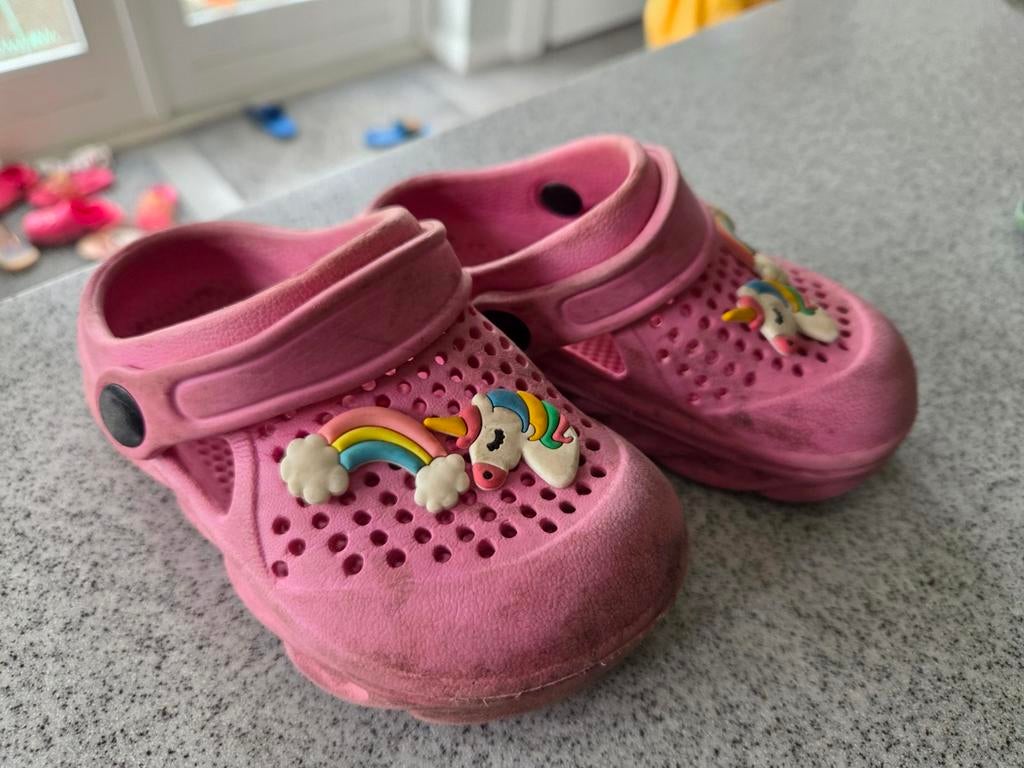 Roze kinderklompjes met eenhoorn en regenboog, Ophalen of Verzenden, Gebruikt, Meisje, Schoenen