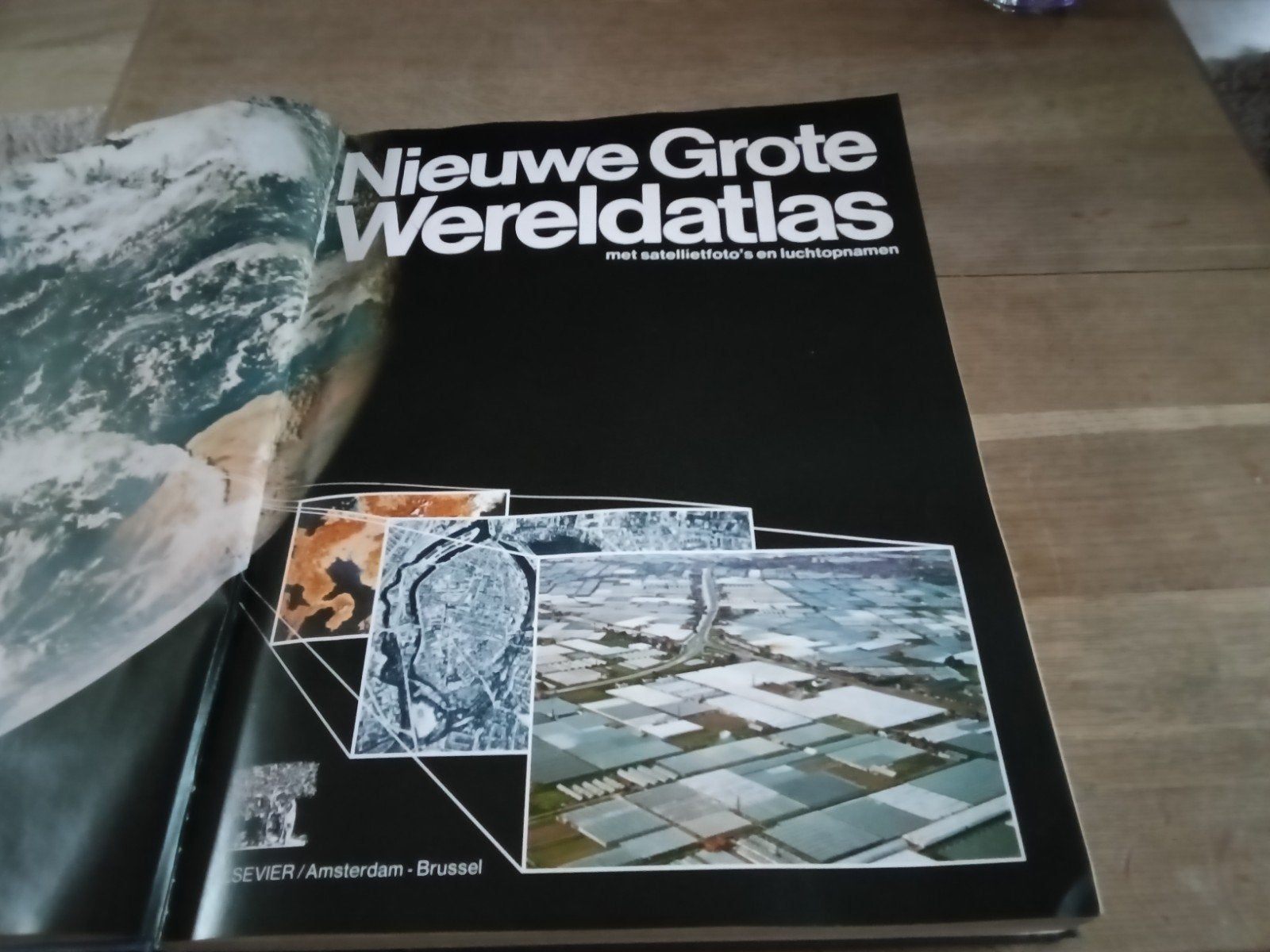 Nieuwe Grote Wereldatlas met satellietfoto's en luchtopnamen, Gelezen, Overige atlassen, Ophalen of Verzenden, 1800 tot 2000