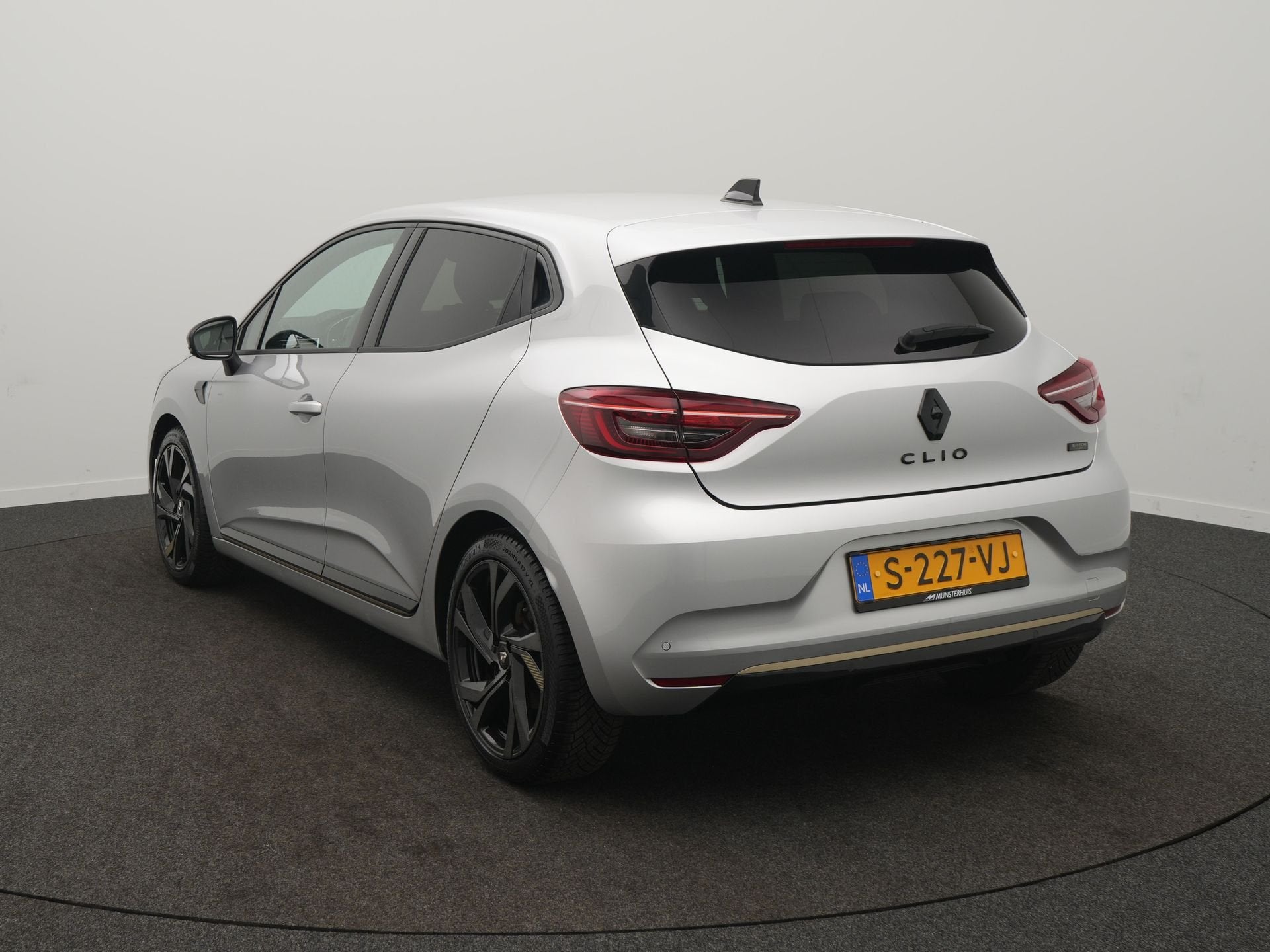 Renault Clio 1.6 E-Tech Hybrid 145 E-Tech Engineered - RIJKL, 12 maanden, 28 km/l, Gebruikt, 4 cilinders