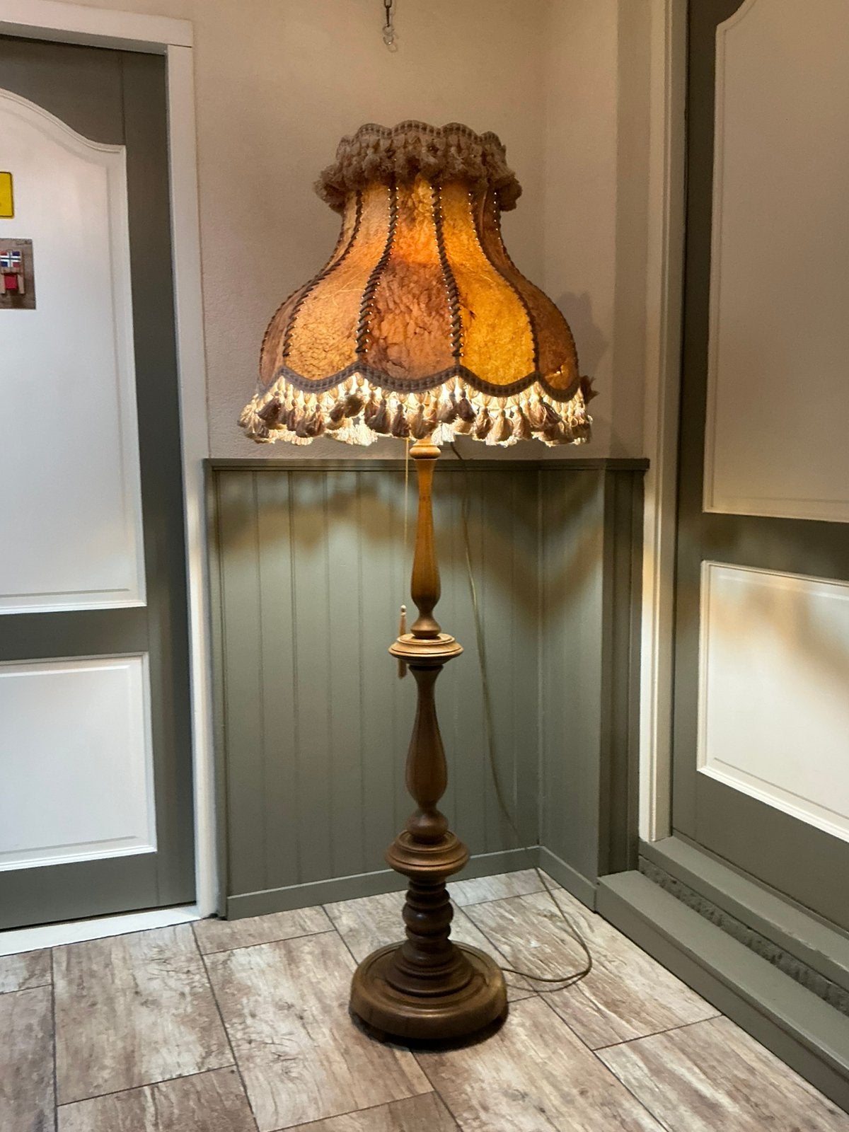 Schitterende vintage vloerlamp,met kwasten kap is leer, Ophalen, Zo goed als nieuw, 150 tot 200 cm