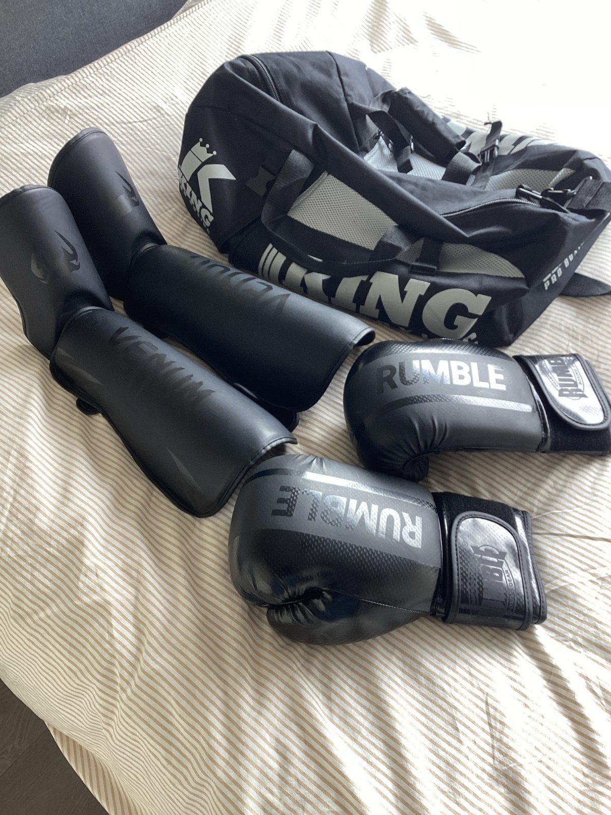 Vechtsport set: scheenbeschermers, handschoenen en tas, Ophalen, Zo goed als nieuw, Overige, Vechtsportbescherming