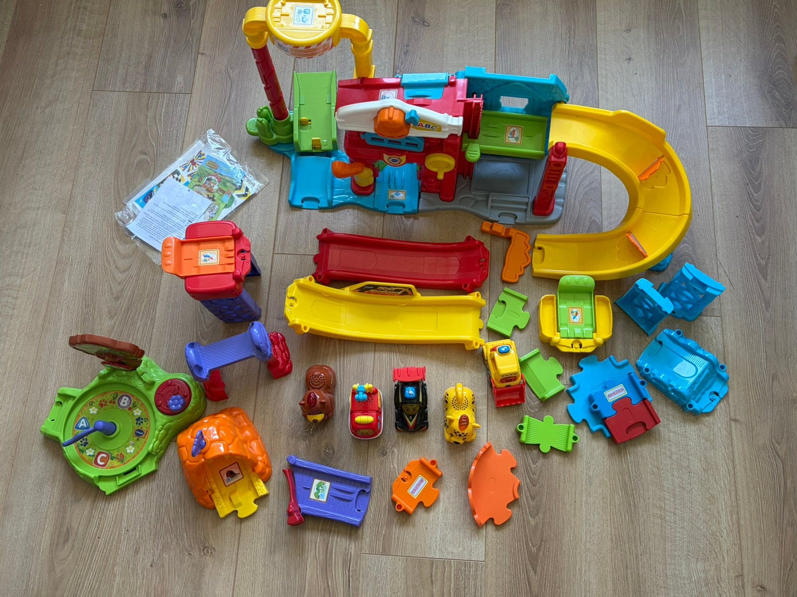 Toet Toet Auto's Brandweerkazerne en andere accessoires, Kinderen en Baby's, Speelgoed | Vtech, Ophalen, Zo goed als nieuw, 2 tot 4 jaar