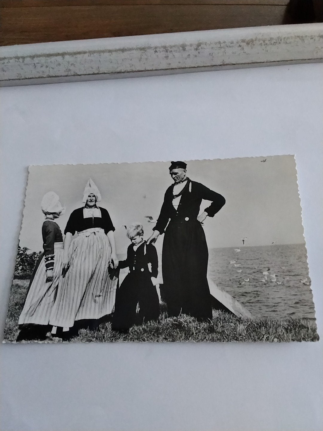 Oude foto Volendamse familie aan het water, Verzamelen, Ophalen of Verzenden, 1920 tot 1940, Gelopen, Noord-Holland