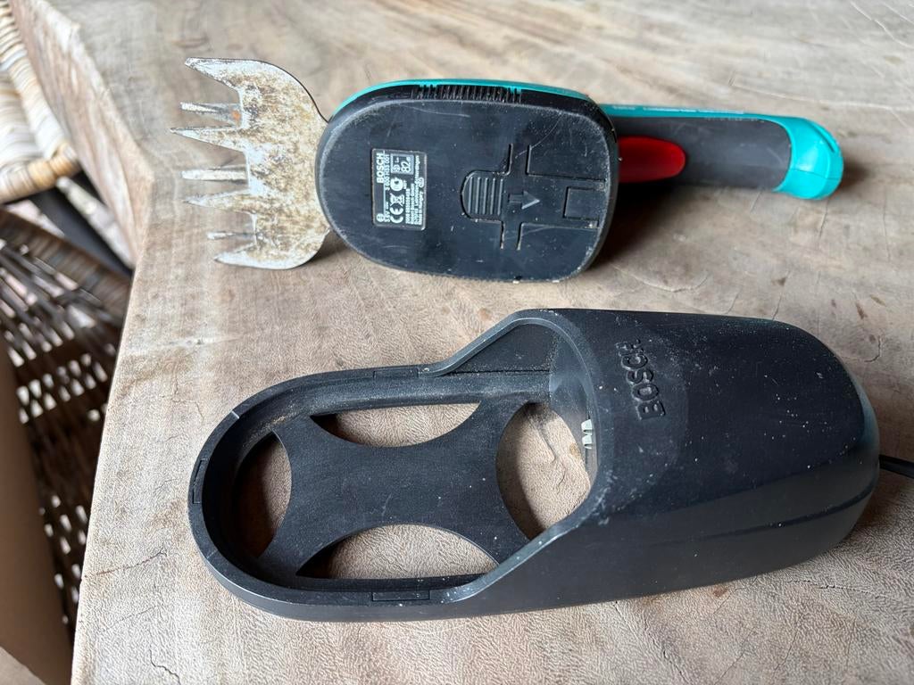 Bosch Isio kantenknipper met lader, Ophalen of Verzenden, Gebruikt, Accu