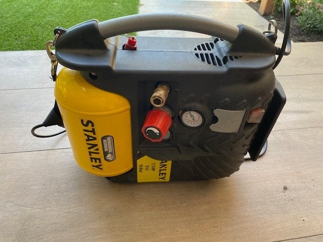 Compressor Stanley met toebehoren, Ophalen, 6 tot 10 bar, Zo goed als nieuw, Minder dan 200 liter/min