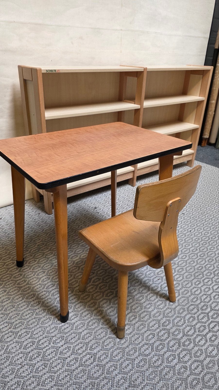 vintage tafeltje/stoeltje en leuke schilte schoolkast, Ophalen, Tafel(s) en Stoel(en)