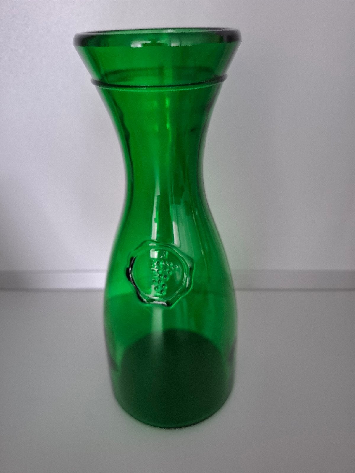 Groene glazen karaf met druivenreliëf jaren zeventig, Ophalen of Verzenden