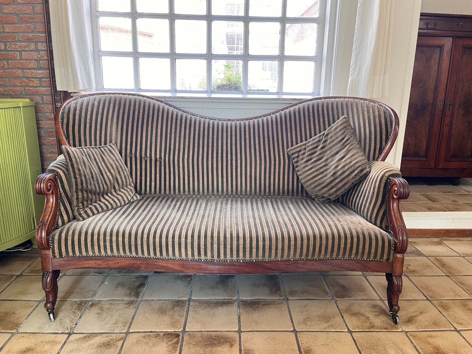 Antiek bankje Queen Anne stijl met wieltjes, Antiek en Kunst, Antiek | Meubels | Stoelen en Banken, Ophalen