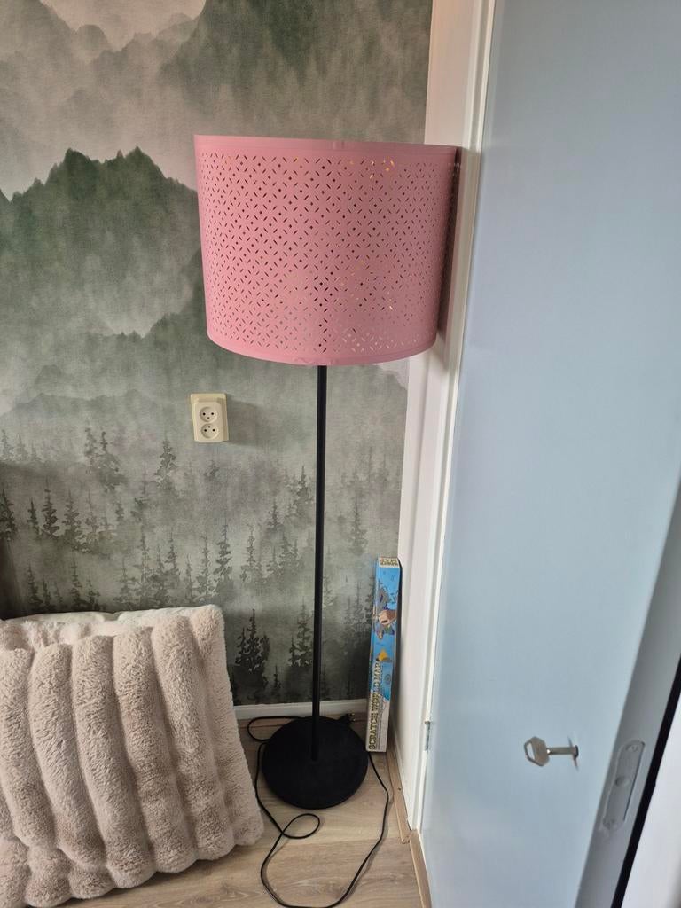 Ikea vloerlamp met roze kap (met 3 standen lamp), Ophalen, Zo goed als nieuw