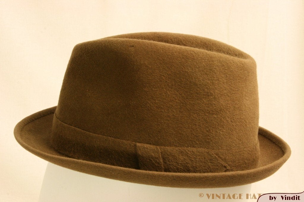 Kleine Vintage Gleufhoed Barbisio Sportex bruin 54, 134 t/m 140, Gebruikt, Hoed, Ophalen of Verzenden