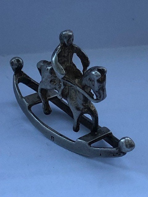 Zilveren miniatuur jongen op hobbelpaard, Van Kempen Begeer, Antiek en Kunst, Verzenden, Zilver
