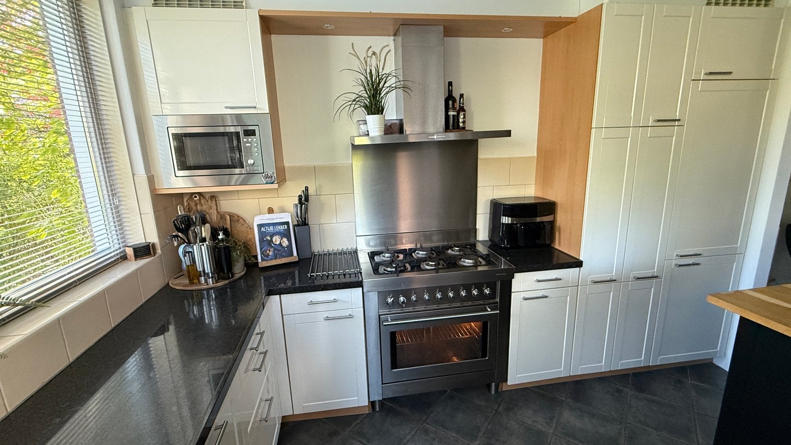 Complete keuken met granieten blad en diverse apparatuur, Ophalen, Gebruikt, Wit, Hoekkeuken