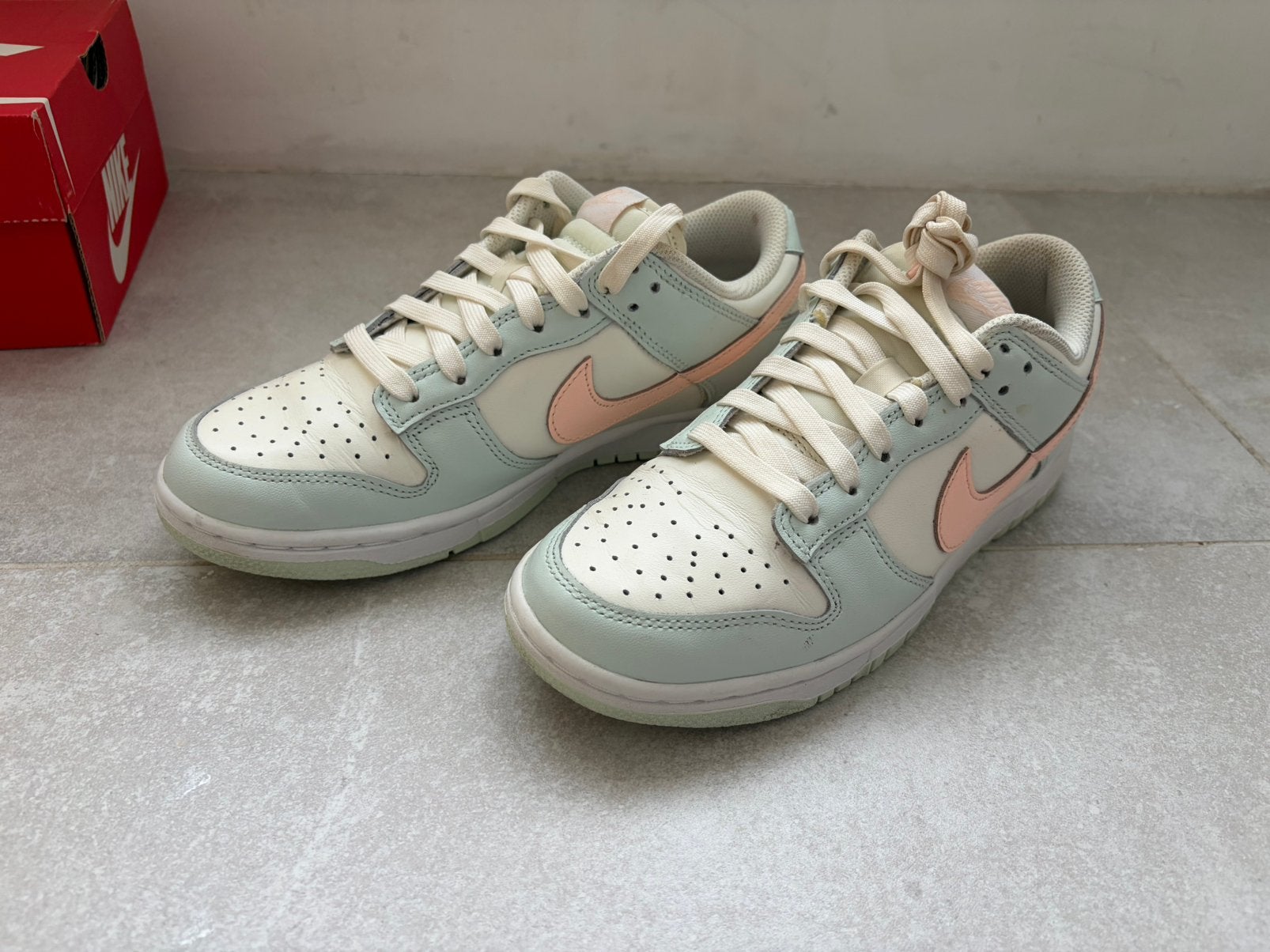Nike Dunk Low Barely Green/ Crimson Tint, Kleding | Dames, Wit, Ophalen of Verzenden, Sneakers of Gympen, Zo goed als nieuw