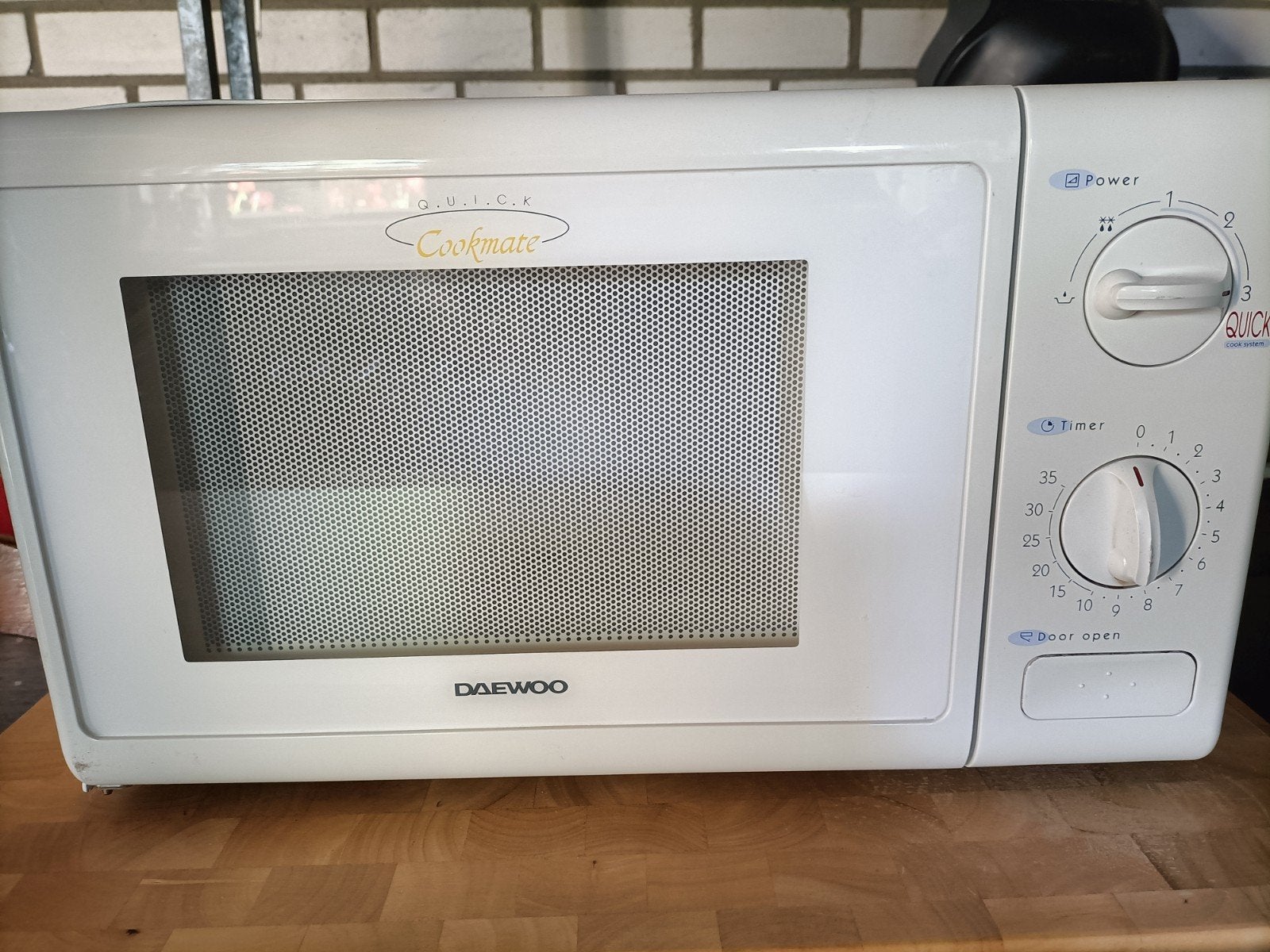 Daewoo KOR-6105 Magnetron - Wit, 800W, Witgoed en Apparatuur, Magnetrons, Gebruikt, Ophalen of Verzenden, Magnetron, Draaiplateau