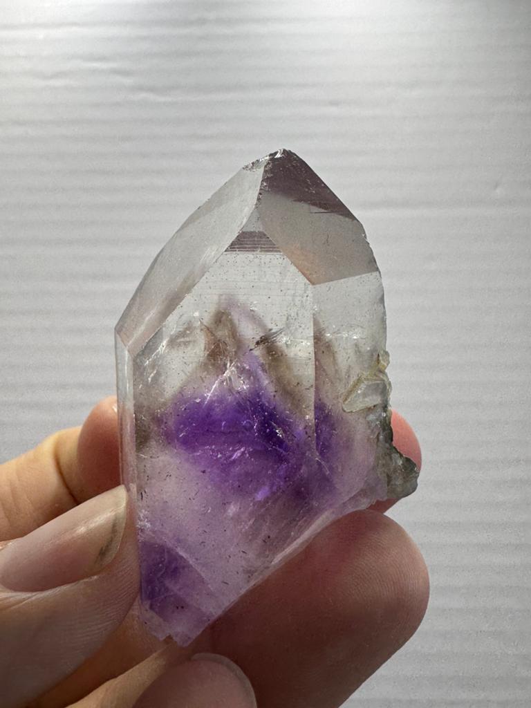 Kwarts kristal met amethist fantoom - Goboboseb, Namibië, Ophalen of Verzenden, Mineraal