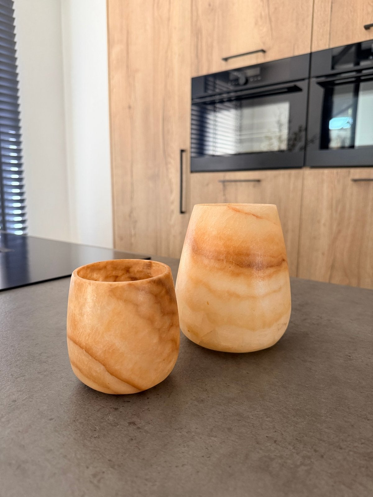 Set van 2 Alabaster Waxinelichthouders - Natuurlijke Elegant, Waxinelichthouder, Nieuw, Ophalen of Verzenden, Steen/keramiek