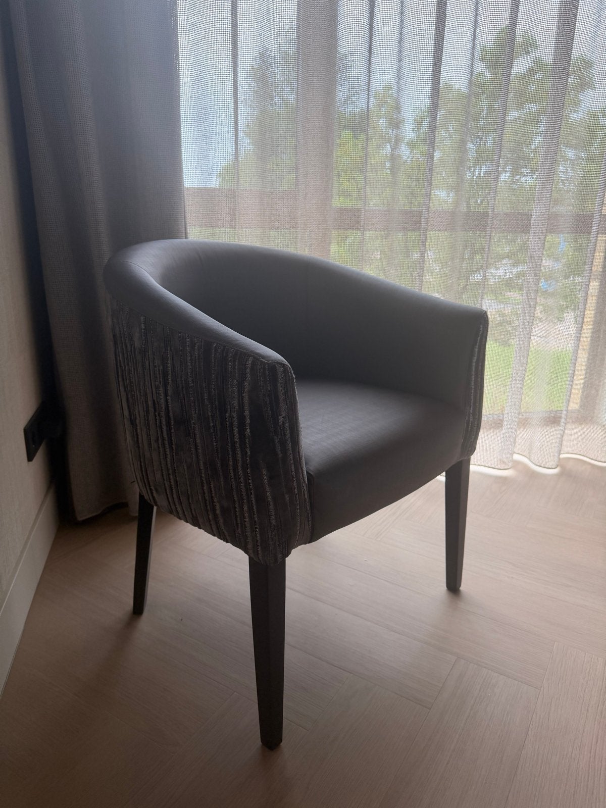 Stijlvolle taupe kleurige fauteuil - Zo goed als nieuw, Huis en Inrichting, Ophalen, Overige kleuren, Zo goed als nieuw, Eén