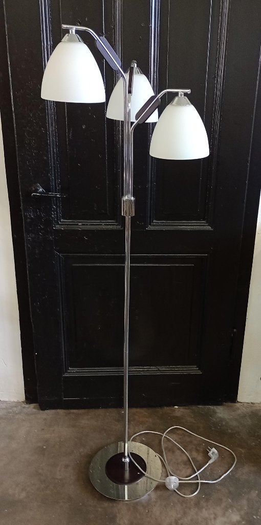 Vloerlamp met 3 witte kappen en chromen stang en voet, Ophalen, Gebruikt, Glas, 150 tot 200 cm