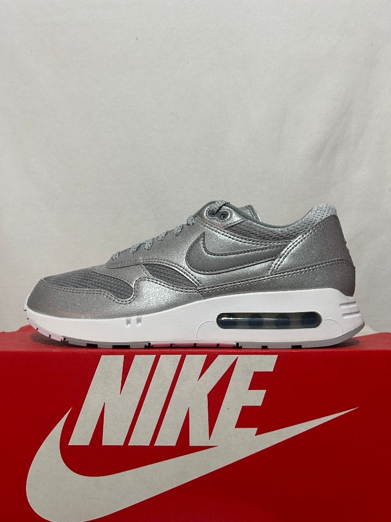 NIEUW IN DOOS! Maat 44,5 - Nike Air Max 1 Metallic Silver, Overige kleuren, Verzenden, Nike, Nieuw