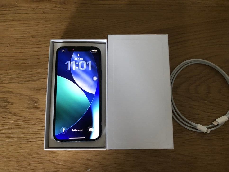 iPhone 12 met doos en lader, achterkant beschadigd, Gebruikt, Zwart, Ophalen of Verzenden, IPhone 12