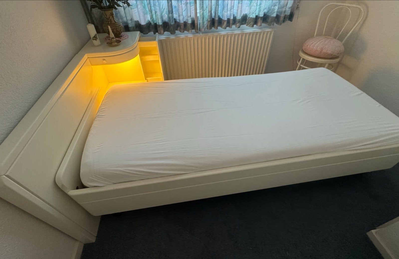 Eenpersoonsbed met ombouw, nachtkastje en verlichting, Ophalen, Overige materialen, Gebruikt, 90 cm