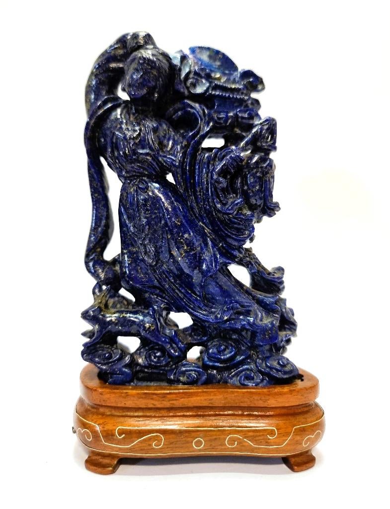 Lapis Lazuli snijwerk op houten sokkel., Verzamelen, Mineralen en Fossielen, Ophalen of Verzenden, Mineraal