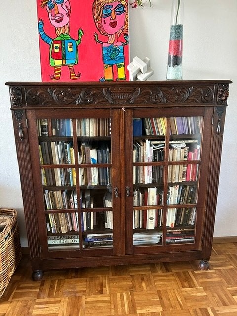 Antieke boekenkast met houtsnijwerk en glazen deuren, Antiek en Kunst, Ophalen