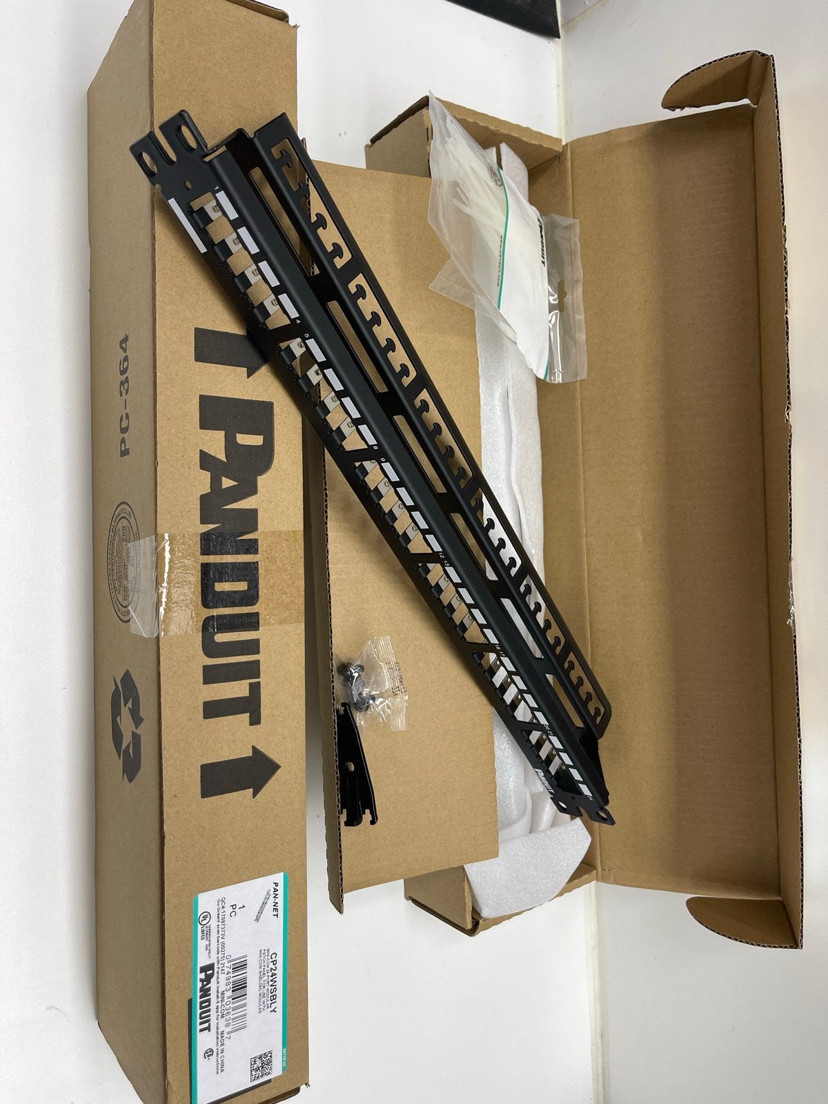 2x Panduit CP24WSBLY 19” patch paneel nieuw in doos, Ophalen of Verzenden, Nieuw