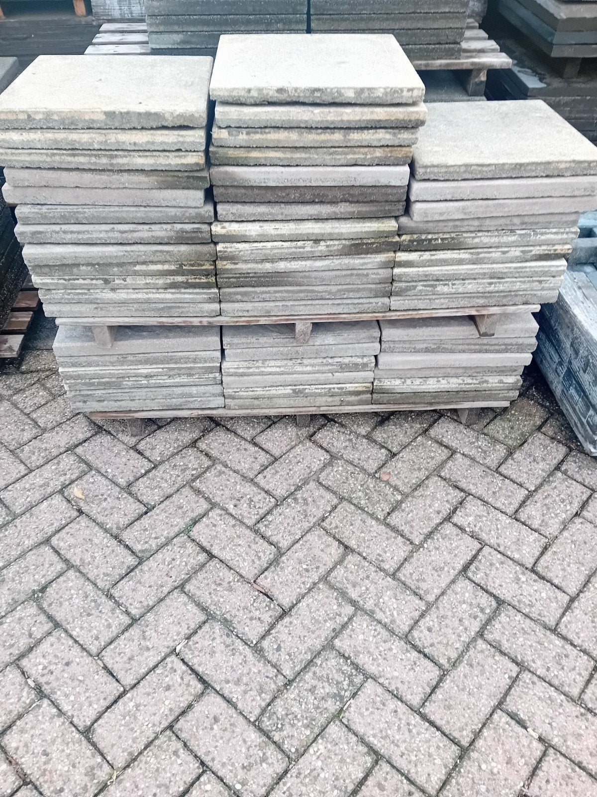 54 tegels 40x40 cm in geel en bruin, Ophalen, Gebruikt, 5 tot 10 m²